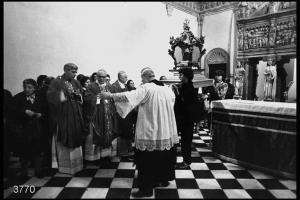Festa di San Pietro martire in Sant'Eustorgio: trasbordo della reliquia del Santo (teschio) dalla cappella Portinari alla navata centrale.
