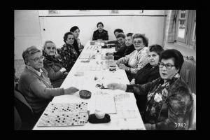 Donne giocano a tombola in un centro per anziani.