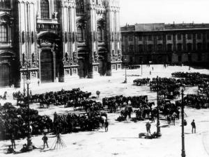 Moti di Milano: piazza del Duomo con il concentramento delle truppe durante lo stato d'assedio.
