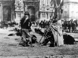 Moti di Milano: la truppa presidia piazza del Duomo durante lo stato d'assedio.