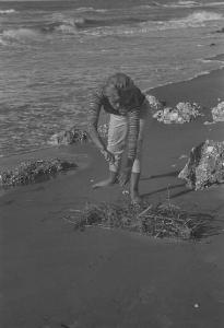 Rodi Garganico. Spiaggia. L'attrice Melina Mercouri raccoglie un ramo da un cespuglio