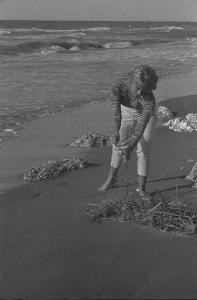 Rodi Garganico. Spiaggia. L'attrice Melina Mercouri raccoglie un ramo da un cespuglio