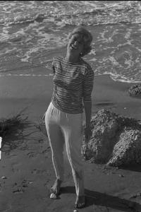 Rodi Garganico. Spiaggia. L'attrice Melina Mercouri ritratta sulla sabbia