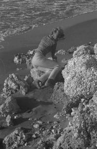 Rodi Garganico. Spiaggia. L'attrice Melina Mercouri seduta fra i sassi