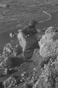 Rodi Garganico. Spiaggia. L'attrice Melina Mercouri ritratta fra i sassi