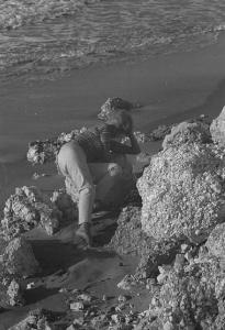 Rodi Garganico. Spiaggia. L'attrice Melina Mercouri ritratta fra i sassi