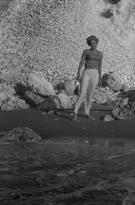 Rodi Garganico. Spiaggia. L'attrice Melina Mercouri ritratta sulla spiaggia