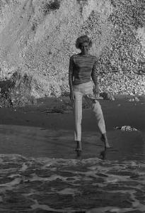 Rodi Garganico. Spiaggia. L'attrice Melina Mercouri ritratta vicino al mare