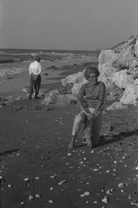 Rodi Garganico. Spiaggia. L'attrice Melina Mercouri ritratta sulla sabbia