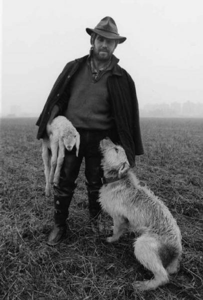 Bresso. Il pastore Gabriele Arrigoni con un agnellino ed il suo cane.