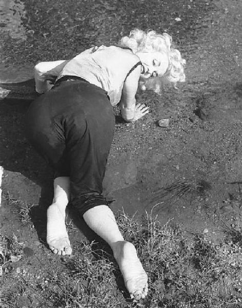 Località non identificata. La giovane attrice Rosalina Neri ritratta, di spalle, sulla riva di un fiume