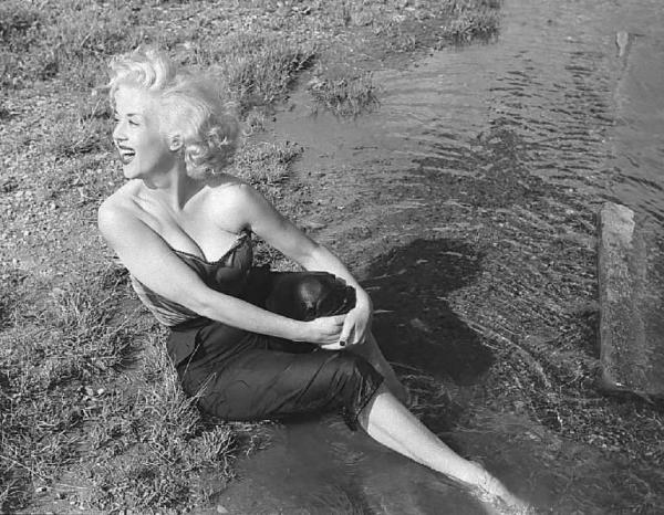 Località non identificata. La giovane attrice Rosalina Neri ritratta sulla riva di un fiume