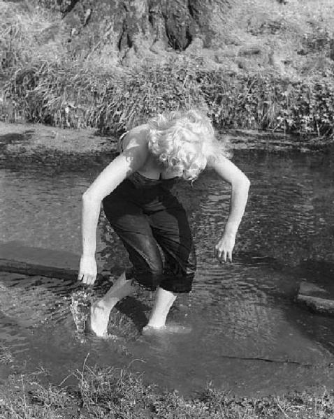 Località non identificata. La giovane attrice Rosalina Neri ritratta in acqua