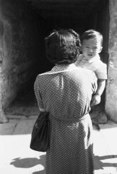 Milano. Quartiere Cinese. Ritratto di bambino cinese in braccio alla madre