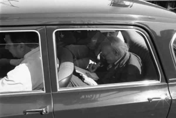 Bagnoli. Giuseppe Ungaretti in automobile - diretto all' Italsider