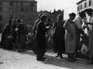 Cremona. Il mercato dei polli a Porta Romana. Donne intente agli acquisti.