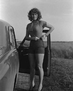 Roma. Periferia. Sofia Loren ritratta vicino ad un'automobile