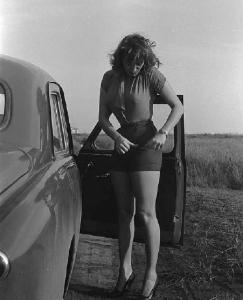 Roma. Periferia. Sofia Loren ritratta vicino ad un'automobile
