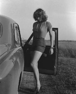 Roma. Periferia. Sofia Loren posa, vicino ad un' automobile, per un servizio del settimanale illustrato "Tempo"