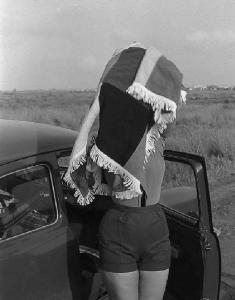 Roma. Periferia. Sofia Loren, vicino ad un' automobile, indossa un poncho