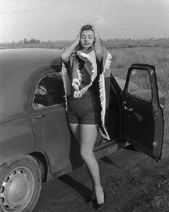Roma. Periferia. Sofia Loren posa, vicino ad un' automobile, per un servizio del settimanale illustrato "Tempo"