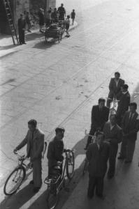 Milano. Quartiere Cinese. Gruppo di cinesi in bicicletta