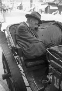 Roma. Un uomo dorme su un calesse