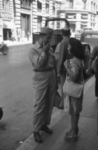 Roma. Giovane militare conversa con una ragazza in strada