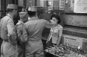 Roma. Militari a un banchetto di vendita di souvenirs