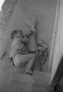Cassino. Bambino coricato sul marciapiede