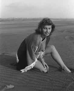 Roma. Dintorni. Sofia Loren ritratta sulla sabbia