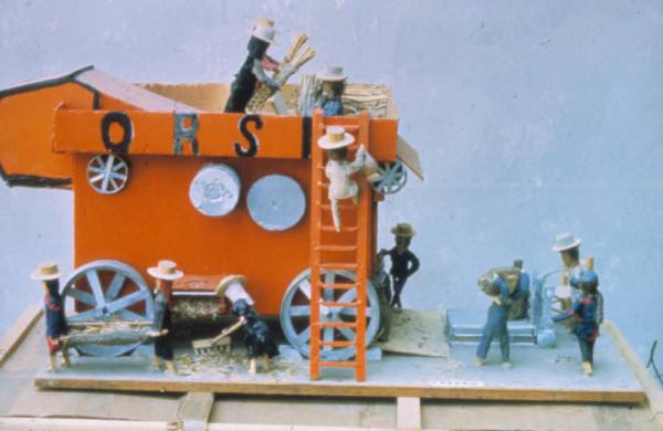 Poggio Rusco - Figurazioni di Remo Merighi - Plastico con la riproduzione di una macchina agricola