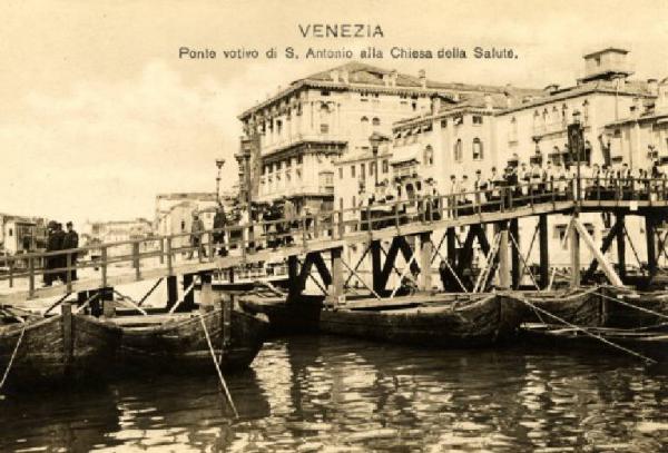 Venezia - Calle S. Antonio - Ponte votivo - Processione