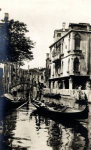 Venezia - Canale con gondole