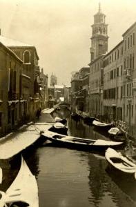 Venezia - Panorama innevato - Gondole in un canale