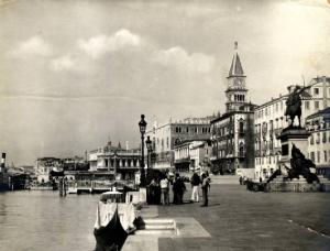 Venezia - Riva degli Schiavoni - Monumento a Vittorio Emanuele II