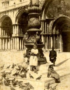 Venezia - Piazza S. Marco - Piedistallo bronzeo del portastendardo - Bambini