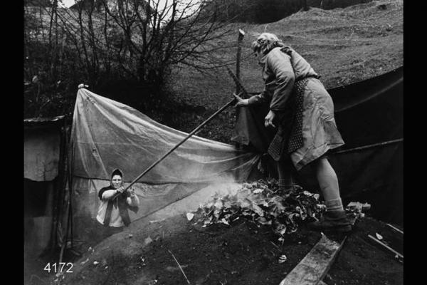 Preparazione del carbone di legna. - Donne lavorano sulla carbonaia.