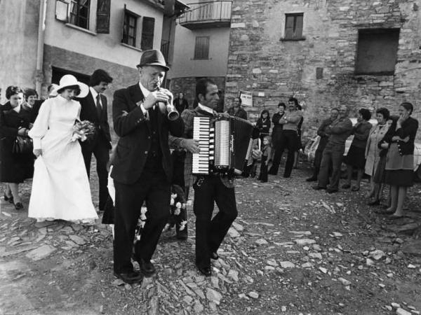 Il corteo matrimoniale. Ernesto Sala, pifferaio di Cegni e Dante Tagliani fisarmonicista.