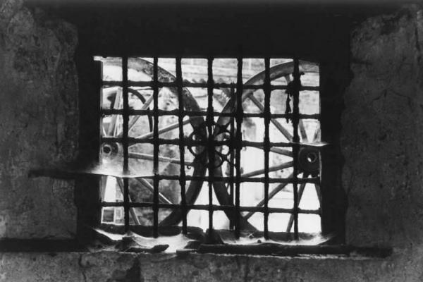 Cantina: finestra con grata in ferro battuto.
