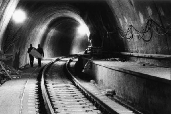 I cantieri della linea Tre della metropolitana e del passante  ferroviario.  "Tecnici controllano una delle due gallerie sovrapposte sotto via Turati"