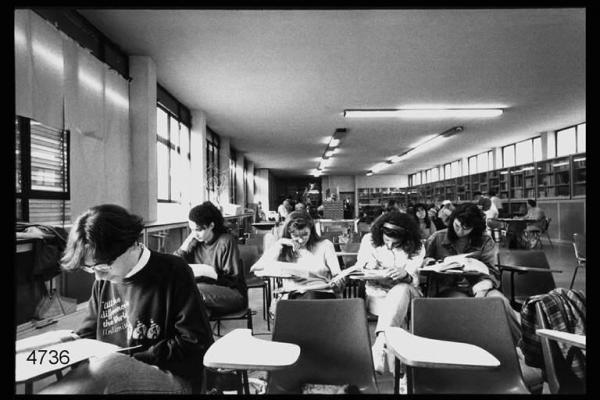 Istituto d'arte. Giovani studiano in biblioteca.