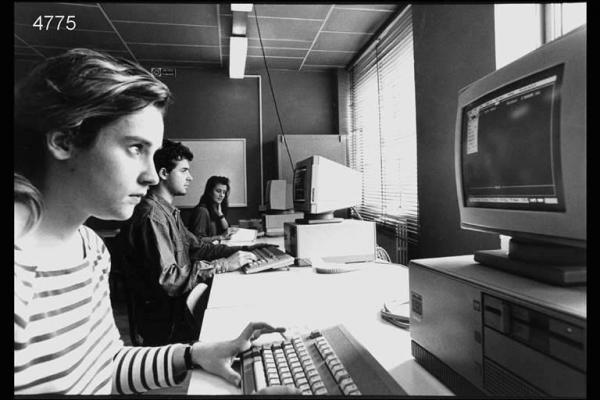 I.T.I.S. Studenti lavorano al computer.