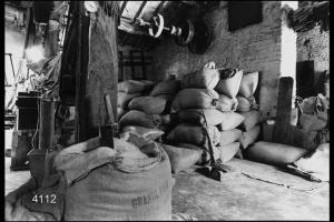 Interno del mulino con sacchi di farina accatastati
