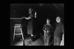 Vinificazione nella cantina di Ernesto Sala.(Torchiatura delle vinacce ?). Donna al lavoro e due bambini.