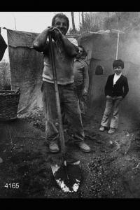 Preparazione del carbone di legna. - Ritratto di un carbonaio con un bambino.