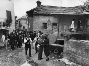 Il corteo matrimoniale. Ernesto Sala, pifferaio di Cegni e Dante Tagliani fisarmonicista.  Ballo in strada davanti alla casa degli sposi.