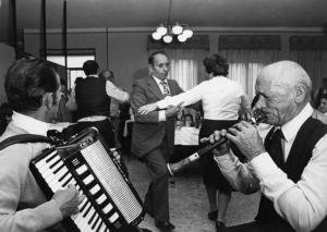 Festa di nozze. Ballo al ristorante. Ernesto Sala, pifferaio di Cegni e Dante Tagliani fisarmonicista.