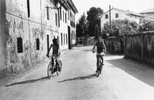 Le sorelle Bettinelli. Franca e Luigina  Bettinelli in bicicletta in una strada del paese.