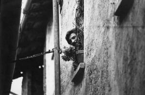 Floriano Bregoli si affaccia a una finestra.
